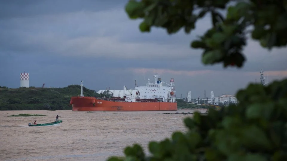 México analiza detener el envío de crudo a Cuba ante temor a represalias de EU