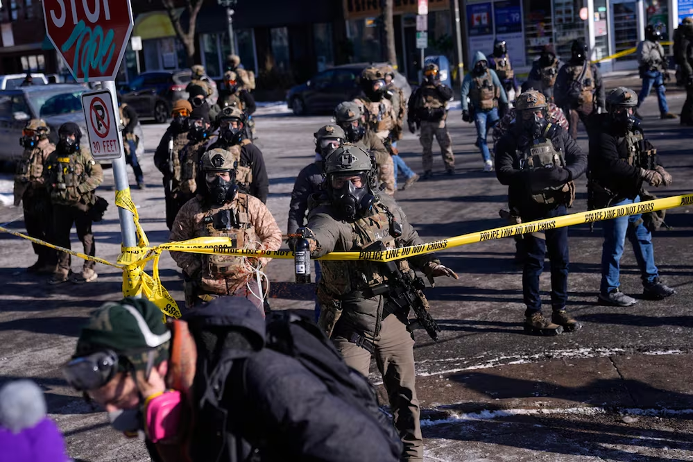 Protestan en Minneapolis tras nuevo tiroteo fatal; jefe de la Patrulla Fronteriza dice que hay «200 alborotadores»