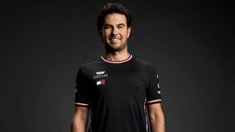 Checo Pérez cumple 36 años y de regalo recibe la ropa que utilizará con Cadillac en su regreso a F1: “Felicidades al único e inigualable”