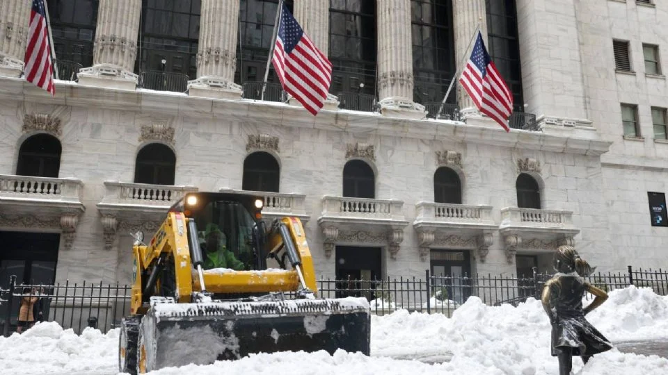 Van 15 personas m*ertas por la tormenta invernal en Estados Unidos; 800 mil hogares no tienen electricidad