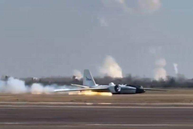 Avión de la NASA aterriza de emergencia en Houston tras falla mecánica | VIDEO