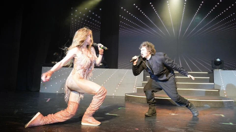 Javier Milei canta «El rock del gato» junto a su expareja Fátima Flórez en medio de los incendios en la Patagonia