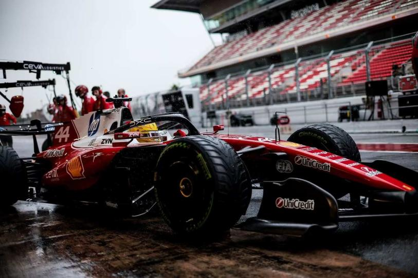 VIDEO: Hamilton sigue sufriendo con Ferrari y protagoniza un trompo en los test