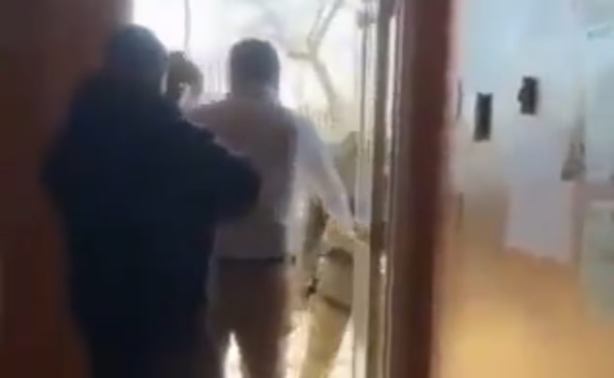VIDEO: Agente que intentó entrar a consulado de Ecuador buscaba a indocumentado; desconocía que era sede diplomática, dice ICE