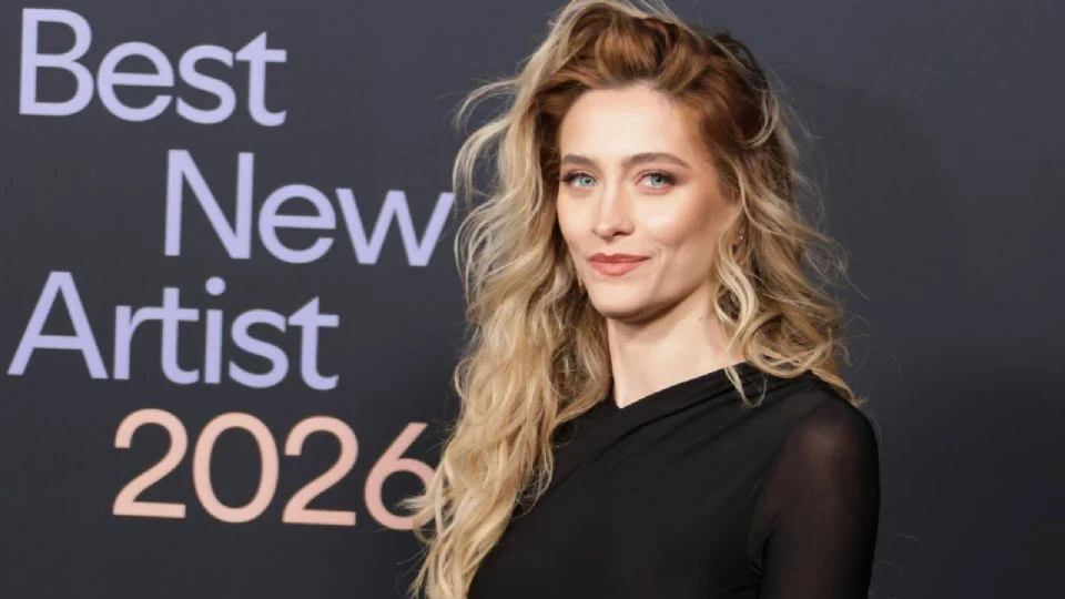 Paris Jackson publica video mientras disfruta de la música de Nodal en su automóvil