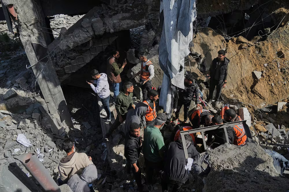 Ataques israelíes m*tan a 30 palestinos; ocurren mientras el alto el fuego en Gaza avanza lentamente