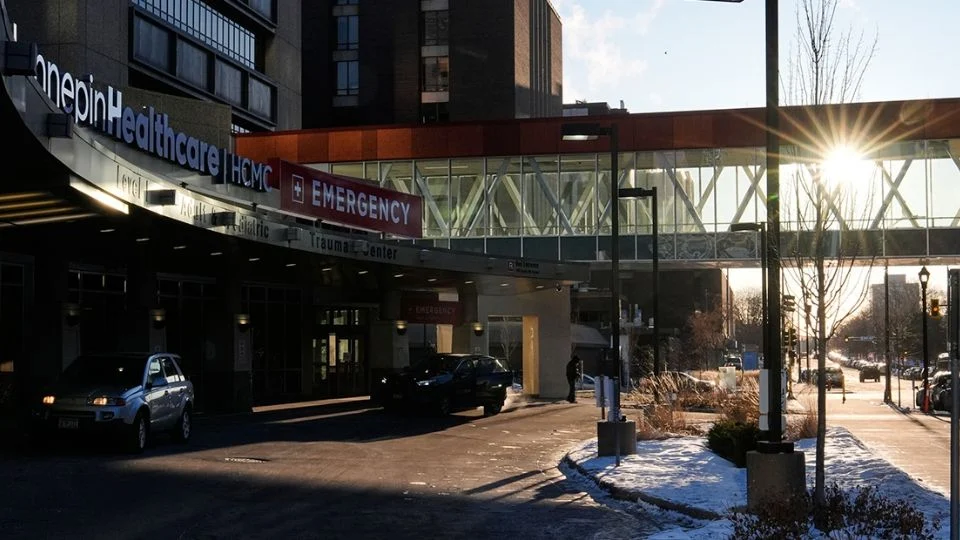 Migrante mexicano sufre fracturas de cráneo bajo custodia de ICE en Minneapolis