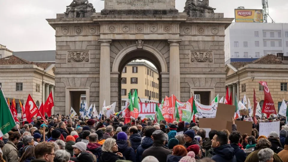 Miles de personas se manifiestan en Milán contra la presencia de agentes del ICE estadounidense en los Juegos Olímpicos de Invierno