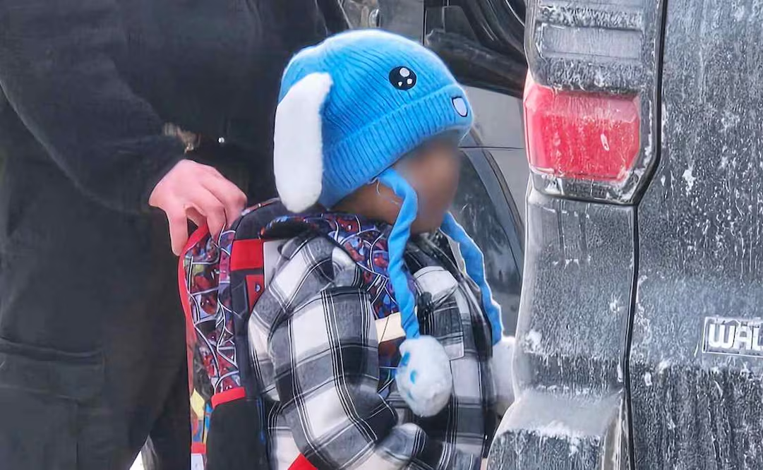 Juez ordena liberar a niño de 5 años y su padre detenidos en Minnesota; están en centro de inmigración de Texas