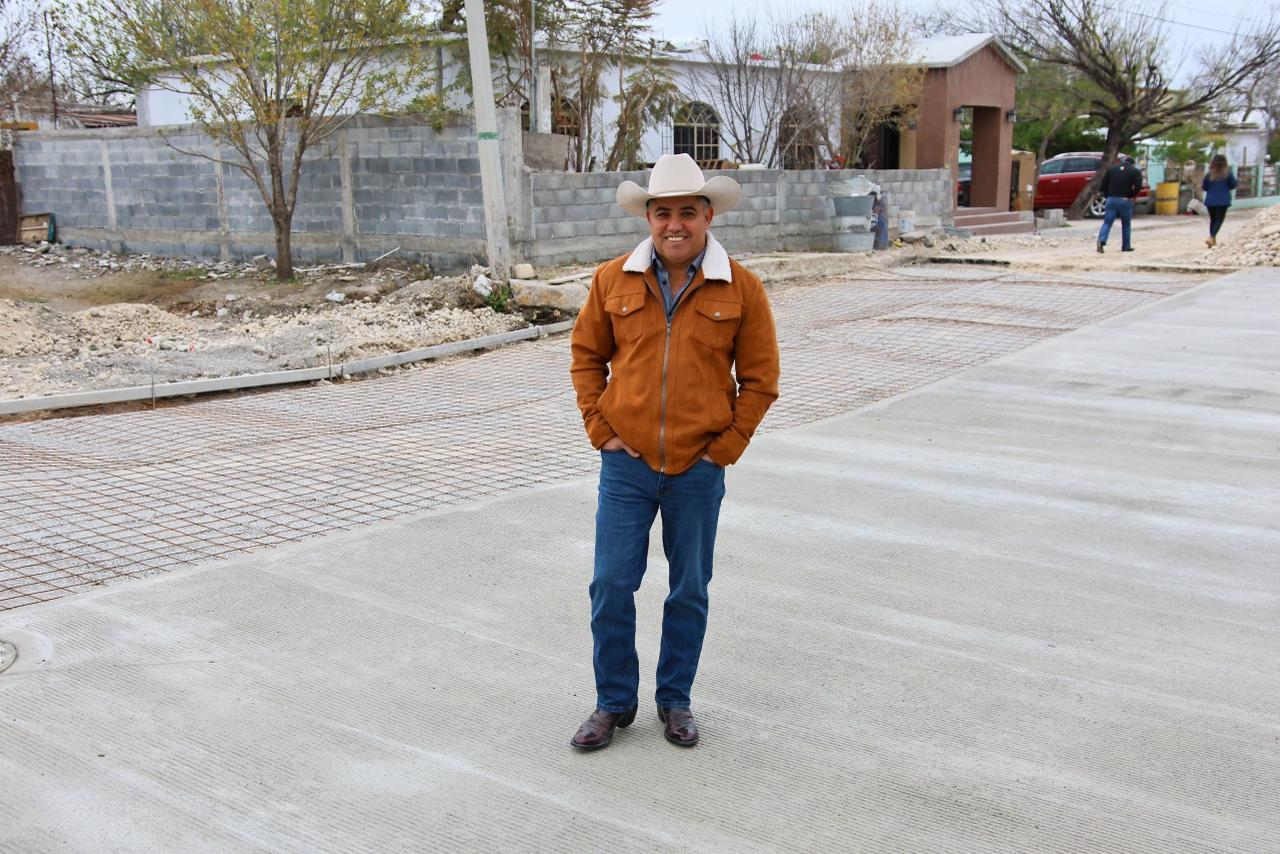 Supervisa Chano Díaz reparación de vado en la Villa de Agujita