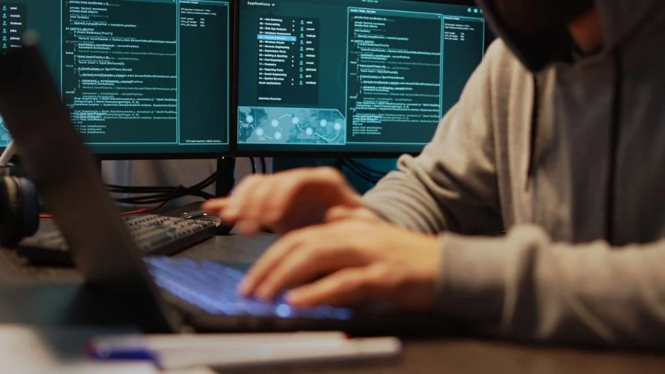 Hackean y roban 150 GB de datos del SAT y el INE