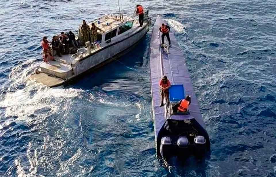 Aseguran narcosubmarino en Manzanillo; detienen a 3