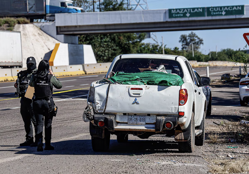 Cuerpos hallados en camioneta serían de plagiados en Ahome