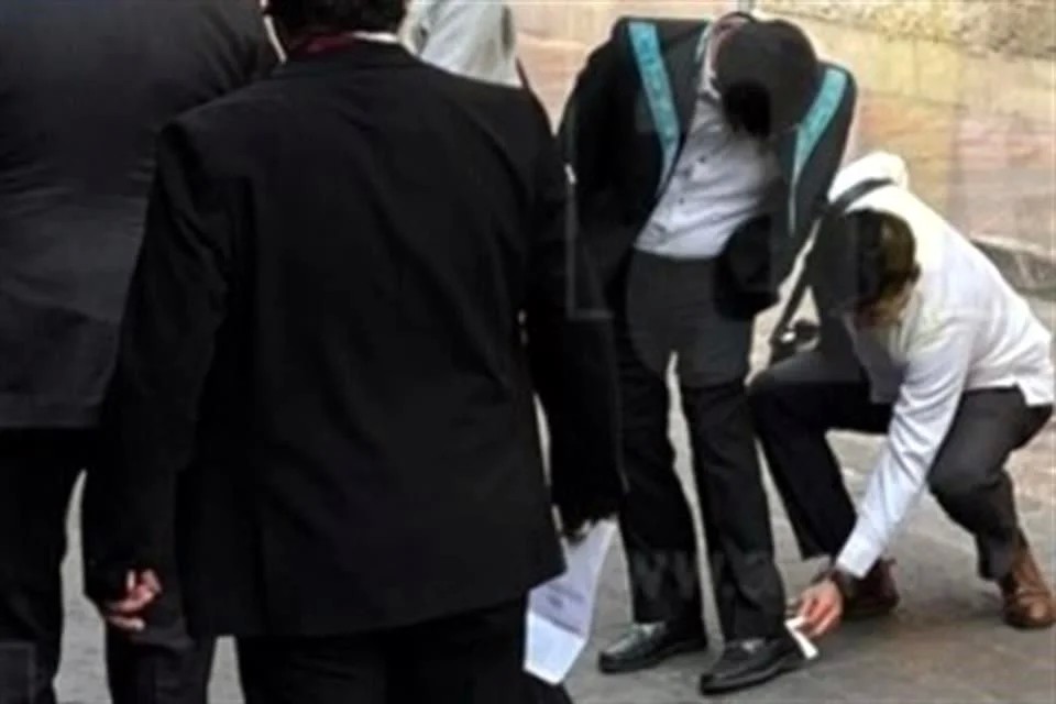 Limpian colaboradores zapatos a Hugo Aguilar