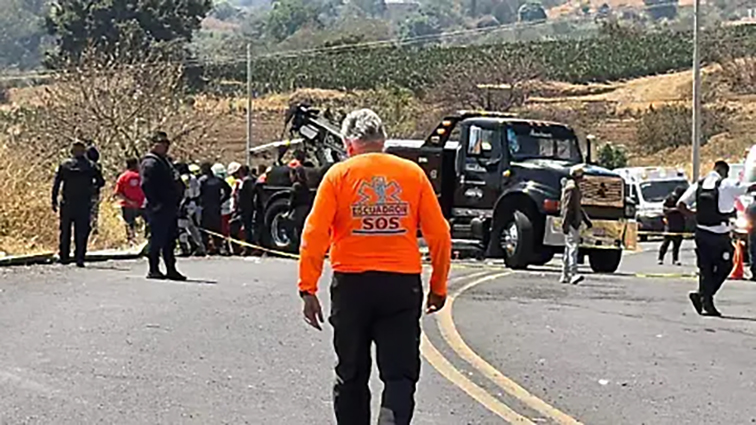 Mueren 8 al volcar autobús en Morelos