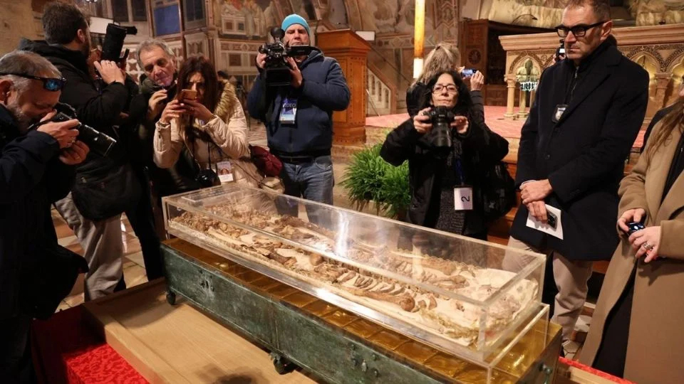 Exponen por primera vez restos de San Francisco tras 800 años