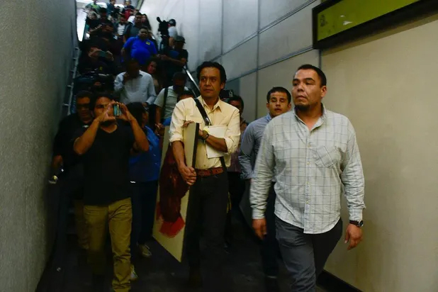 Sale Marx Arriaga de la SEP tras cuatro días atrincherado