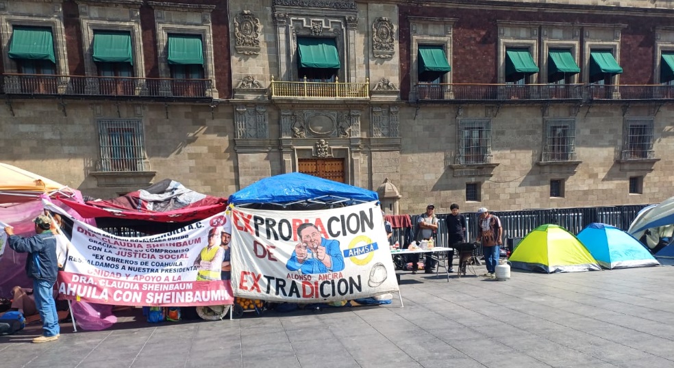 Levantan ex obreros plantón en el Zócalo