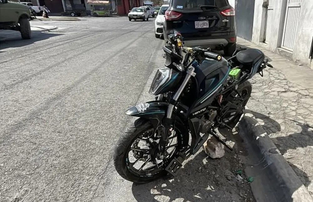 Se atraviesa adulto mayor y menores resultan heridos