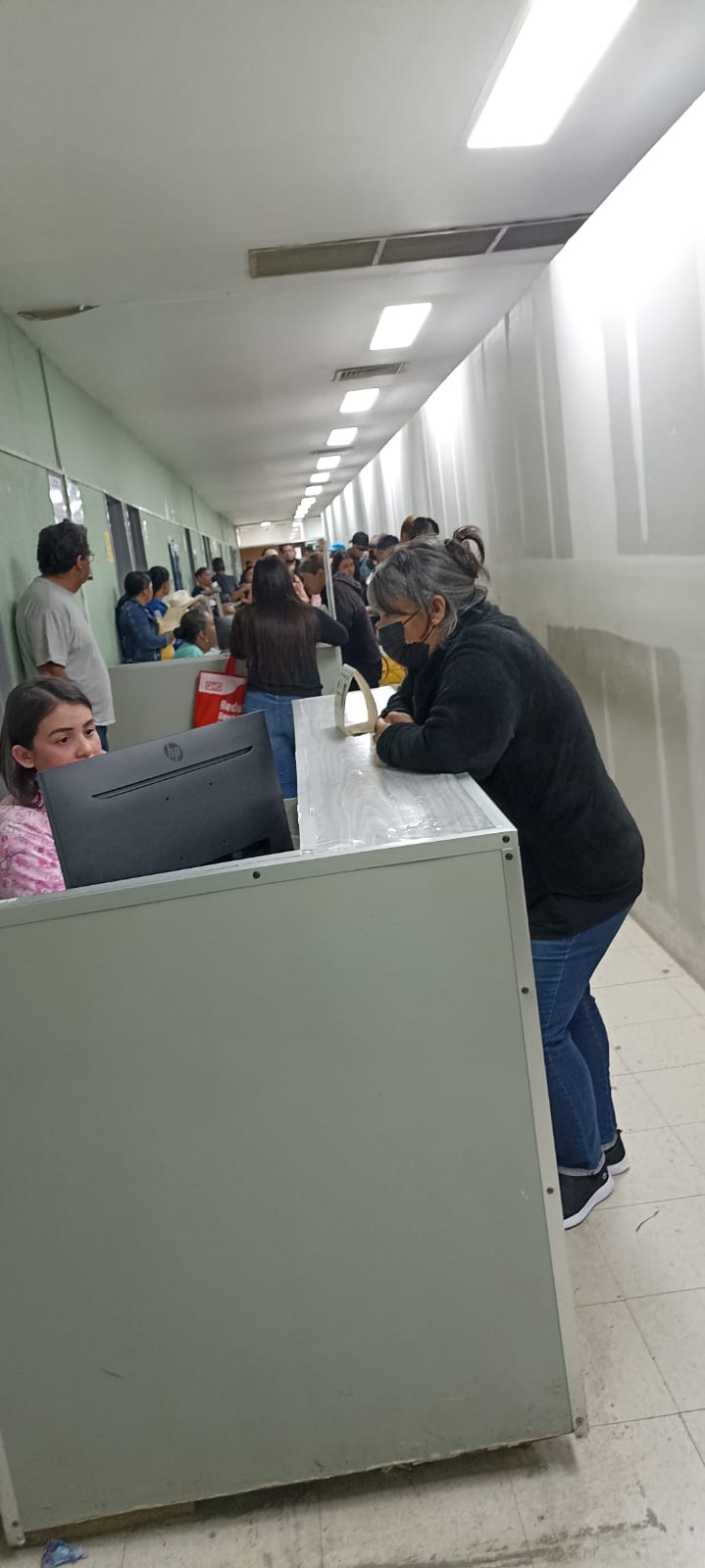 Llevan sus propias sillas pacientes de la Clínica 7