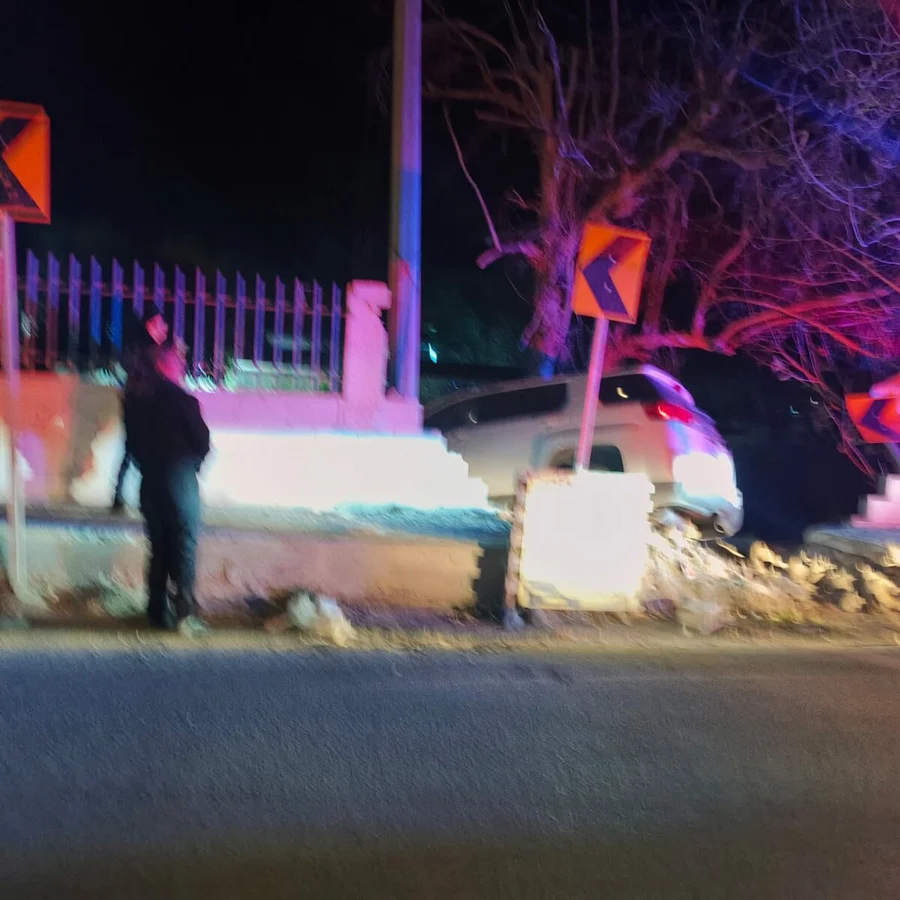 Tumba barda escolar adolescente al volante