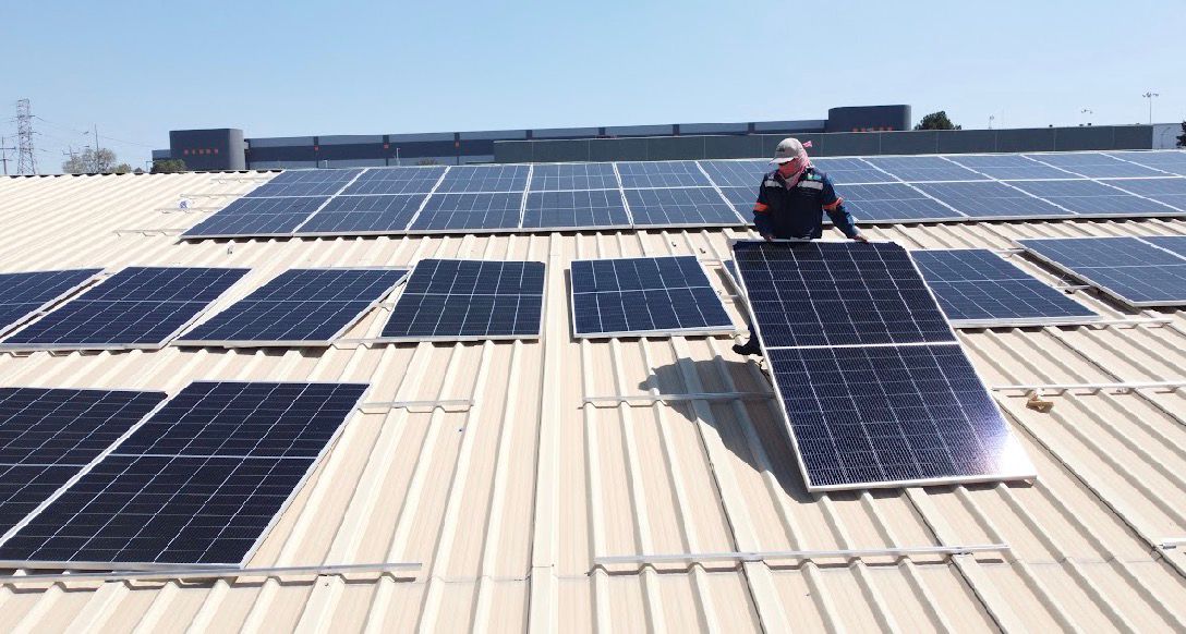 Instala UTC 500 paneles solares