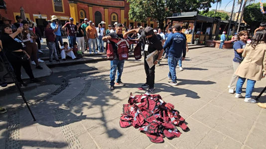 Trabajadores de Tequila protestan y queman sus chalecos morenistas