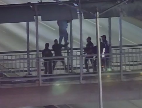 Salvan vida policías a hombre en puente