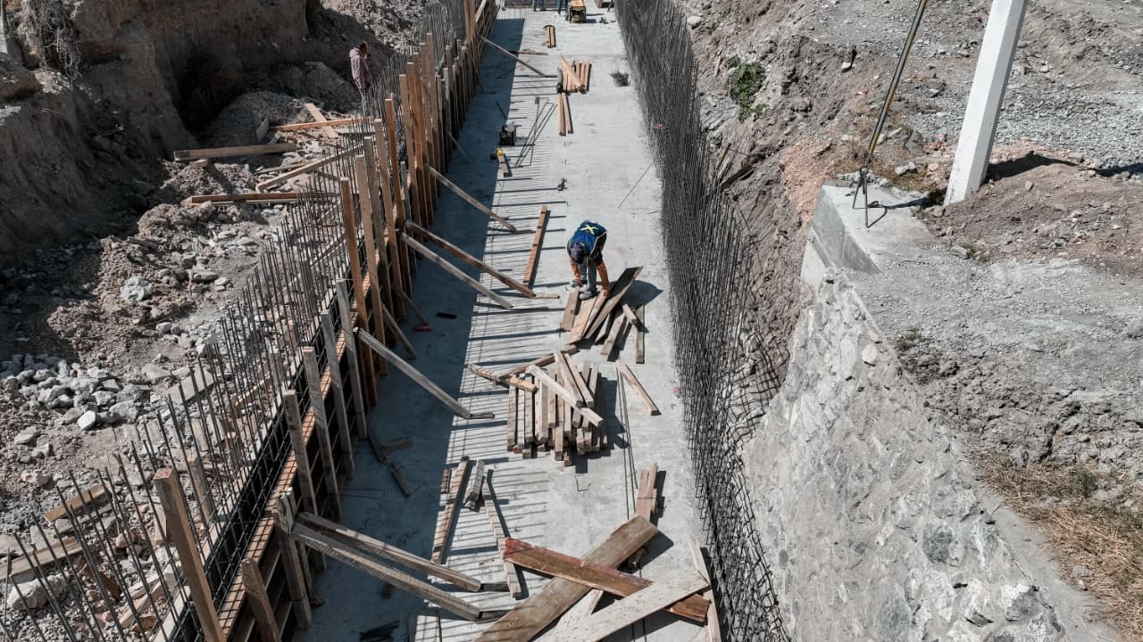 Avanza rehabilitación del canal pluvial en Los Valdez
