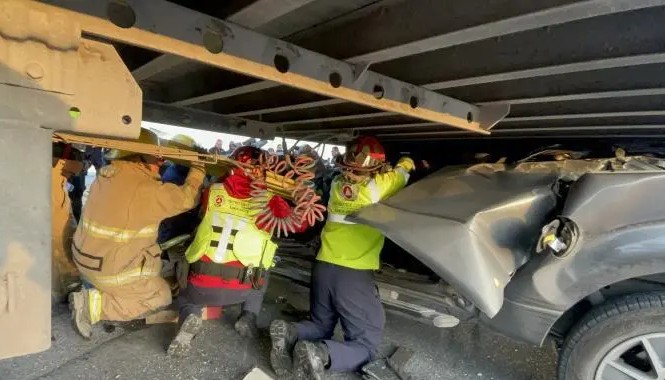 Joven lucha por su vida tras choque con tráiler