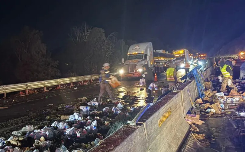 Riega tráiler toneladas de productos de limpieza