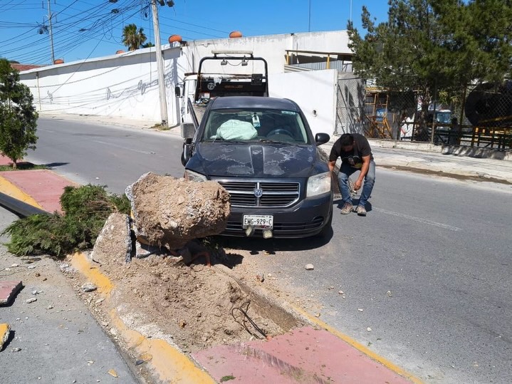 Choca contra poste y termina volcado