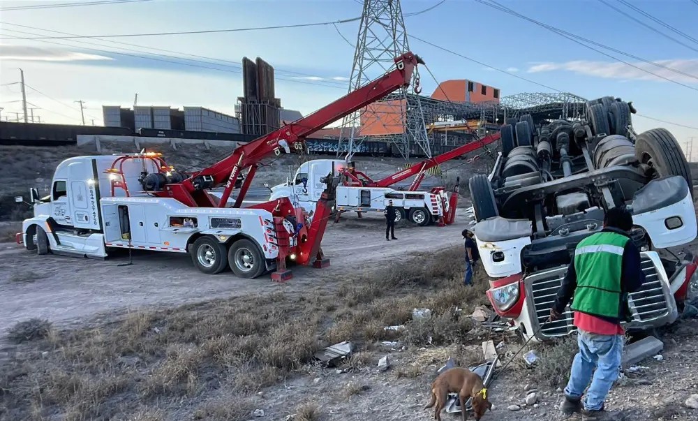 Vuelca tráiler tras maniobra; conductor y mascota ilesos