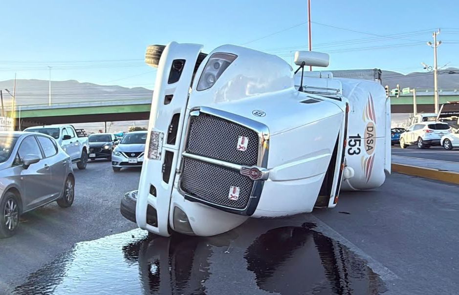 Vuelca tráiler y choca tres autos