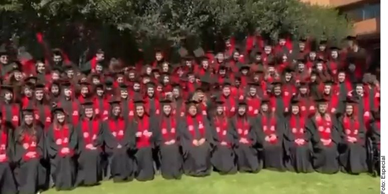 Cae grada durante foto grupal en Ibero; hay 33 heridos