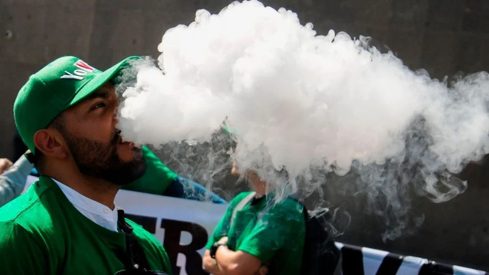 El consumo de tabaco cae en México, pero la alerta se traslada a los cigarrillos electrónicos