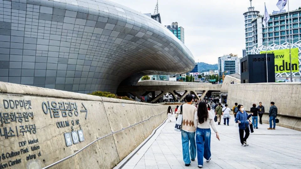 Partido expulsa a un alcalde de Corea del Sur por proponer la «importación» de mujeres para subir la tasa de natalidad
