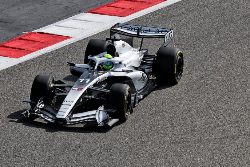 Del Super Bowl al asfalto: Checo Pérez estrena la decoración del Cadillac F1 en Bahréin