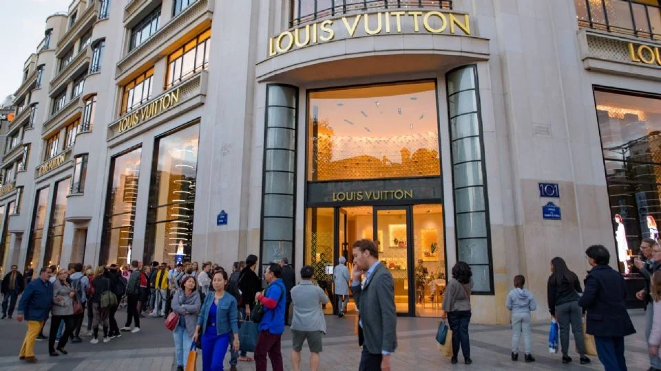 Multan a Louis Vuitton con más de 590 mil dólares en Países Bajos por no prevenir el lavado de dinero en sus tiendas