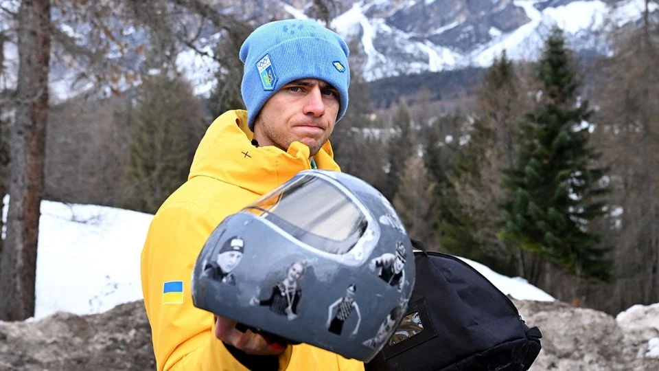 Atleta ucraniano es descalificado de los JO de Invierno por usar casco con fotos de compatriotas que fallecieron en la g*erra contra Rusia