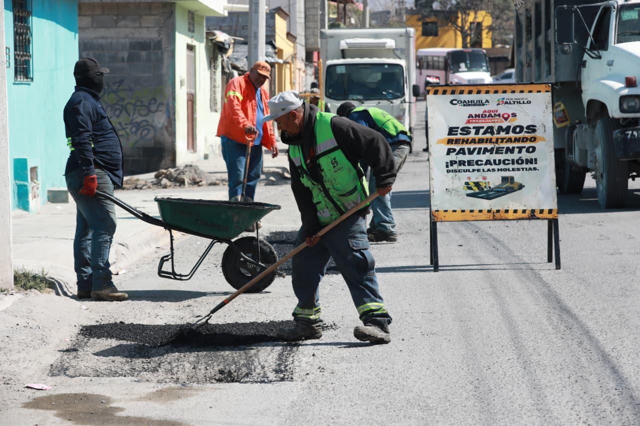 Municipio avanza en la rehabilitación de pavimento en colonia Universidad Pueblo
