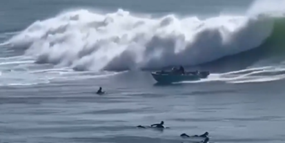 (VIDEO) Surfistas rescatan a familia en Santa Cruz, California