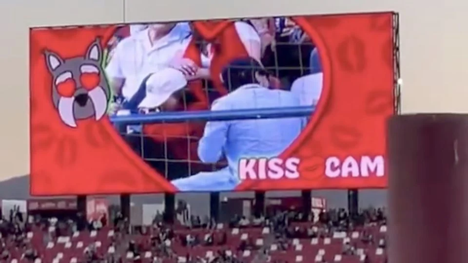 ¿Otros infieles? Pareja es captada por la ‘Kiss Cam’ en el partido San Luis vs Querétaro y ambos se esconden