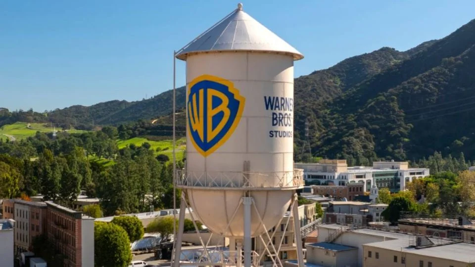 Warner Bros plantea reanudar sus negociaciones con Paramount, reporta Bloomberg