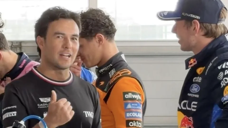 Checo Pérez y Max Verstappen conviven amistosamente durante la toma de la foto oficial de pilotos para la temporada 2026 de Fórmula 1