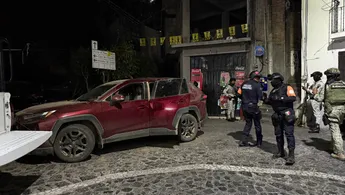 Vecinos de Taxco se ‘atrincher4n’ en sus casas por bal4cera entre hombres 4rmados y policí4s