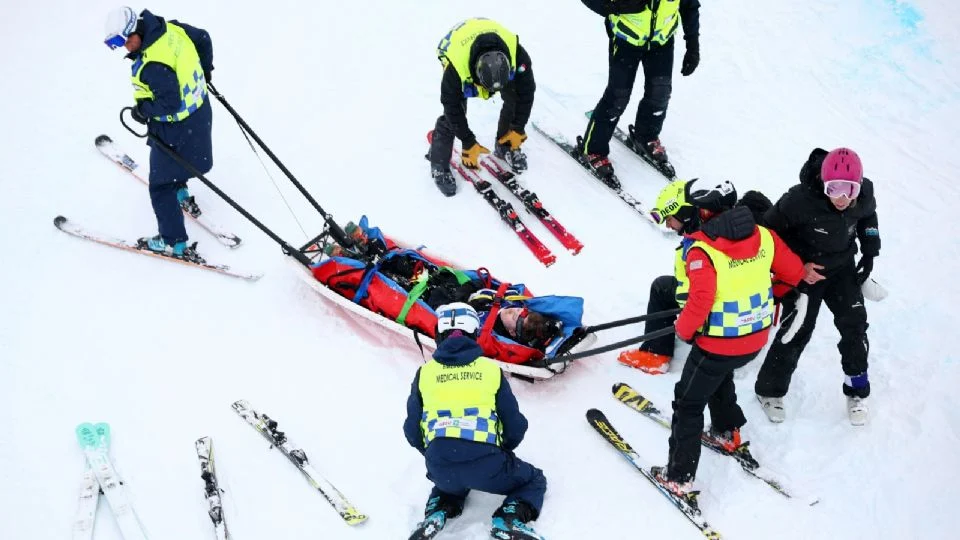 ¡Escalofriante! Atleta cae tras salto de 5 metros y c0nvulsiona en el esquí libre de los JO de Invierno