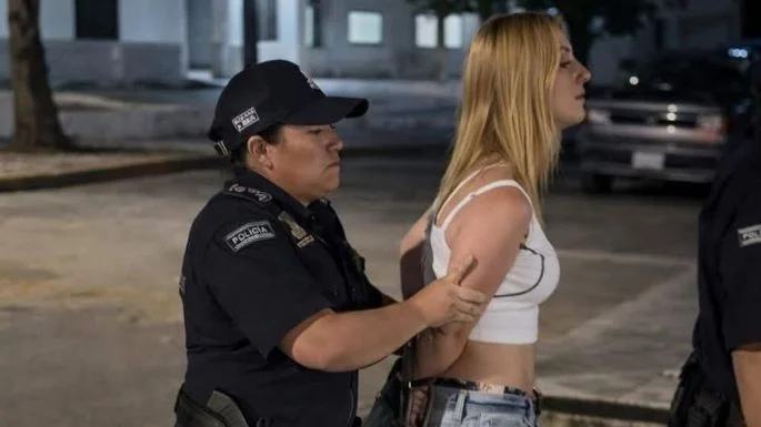 Arrestan a una mujer por atacar a “therians” en una reunión masiva en Mérida