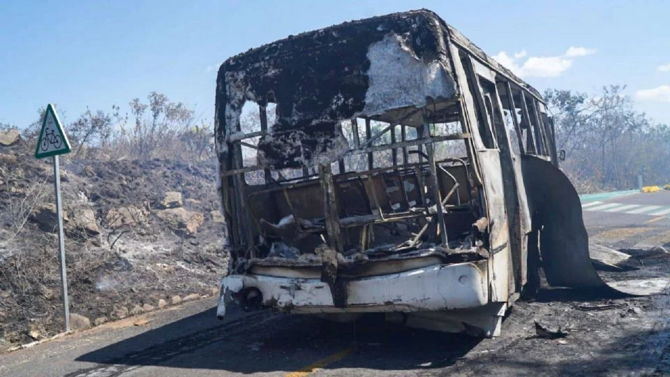 Prevalece el caos con bloqueos viales en Aguililla, tierra natal de «El Mencho»