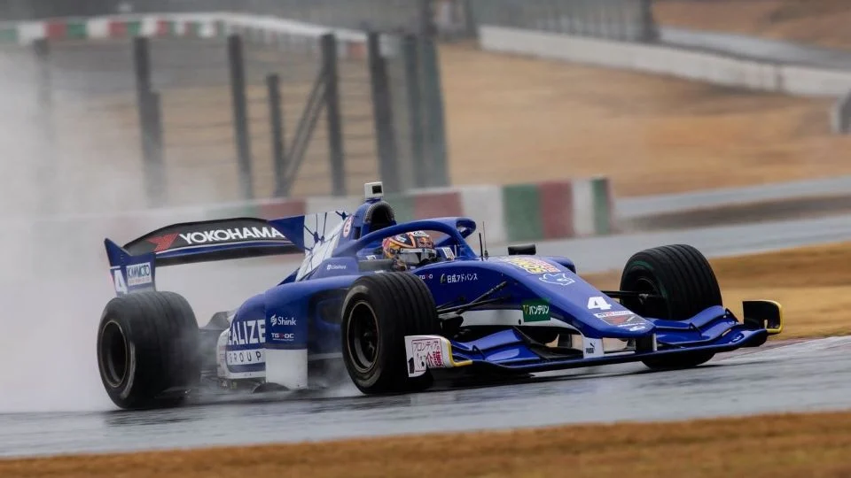 (VIDEO) Piloto reserva de Williams sale ileso tras volcar su auto y pasar encima del muro durante una prueba en la Super Fórmula de Japón